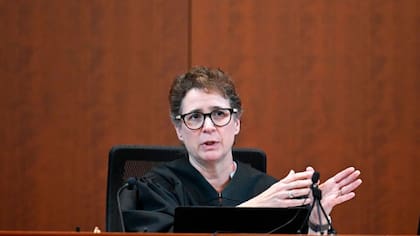 La jueza Penney S. Azcarate instruyó al jurado para la deliberación en el caso de Johnny Depp contra Amber Heard (Crédito: Captura/The Sports Grail)
