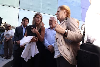 La jueza Sandra Arroyo Salgado y Sara Garfunkel, madre del fiscal Nisman, en el homenaje de la AMIA