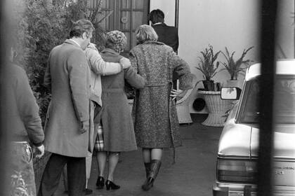 La jueza Servini de Cubría acompaña a la víctima, Nélida Bollini de Prado, en el patio de la casa de los Puccio