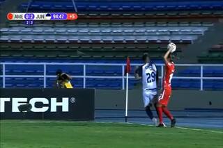 Extraña roja. ¿Teo Gutiérrez mereció ser expulsado por esta falta en un lateral?