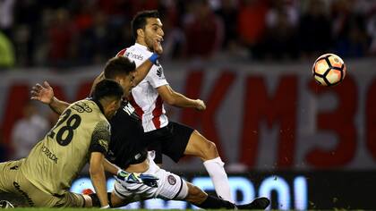 La jugada del gol: Scocco ya tom el rebote de Andrada y la empuja a la red
