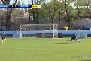 Pisó la pelota, se cayó y cobraron penal para Riestra en la B Metropolitana