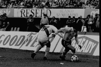 La jugada en la que Maradona se le escapa a Reyna como wing izquierdo y termina asistiendo a Pasculli para el primer gol a Perú (2-2), en el Monumental