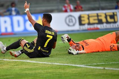 La jugada en la que Ronaldo chocó con Sorrentino, el arquero de Chievo Verona: a instancias del VAR, le anularon el gol