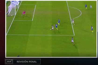 La jugada en la que Weigandt choca con González Metilli; para el VAR, correspondió penal para Central Córdoba