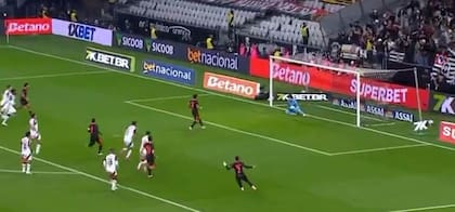 La jugada ocurrió a los 14 minutos del primer tiempo en el estadio Neo Química Arena de San Pablo