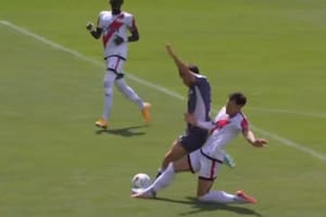 Gol anulado y penal para el otro equipo, arbitraje polémico y un partidazo que terminó 3-3 en España