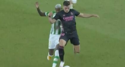 La jugada por la que Emerson es expulsado en medio de una jugada en la que la habilitación de Jovic era dudosa. Crédito: Captura