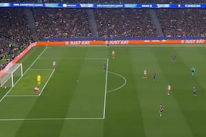 La inusual jugada por la que se queja Barcelona: un saque de arco, una mano en el área y siga-siga