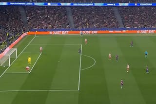 La inusual jugada por la que se queja Barcelona: un saque de arco, una mano en el área y siga-siga