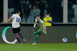 La jugada que selló la serie: Julián Fernández define con el arco vacío, después de eludir al arquero Herrera; el juvenil fue la estrella de la llave entre Vélez y Talleres