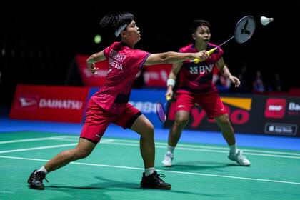 La jugadora de Indonesia, Apriyani Rahayu, le prometieron cinco vacas, un terreno, una vivienda y hasta tres kilos de oro, tras ganar la medalla dorada en la competición de dobles de bádminton. (Photo by Shi Tang/Getty Images)