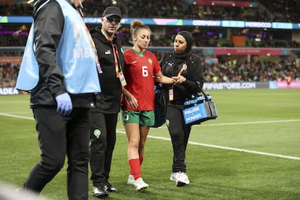 La jugadora de Marruecos Elodie Nahla Nakkach se retira luego de lesionarse en el partido ante Alemania
