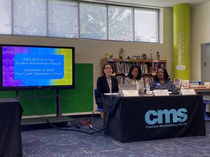 La Junta de Educación de Carolina del Norte durante la presentación realizada en la secundaria Paw Cree