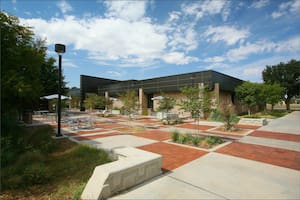 Una universidad de Texas aprobó la explotación de petróleo en su campus