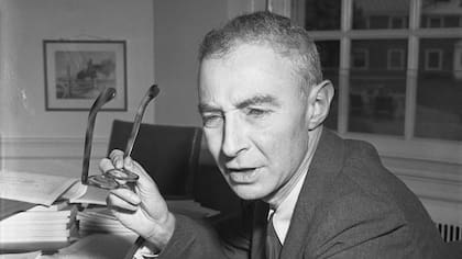 La junta de seguridad de la Comisión de Energía Atómica concluyó que Oppenheimer era un ciudadano leal pero presentaba un riesgo para la seguridad del país.