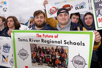 La Junta Escolar de Toms River aprobó una resolución que permite a los funcionarios solicitar protección federal