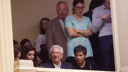 Héctor Recalde y Axel kicillof en los balcones del recinto del Senado