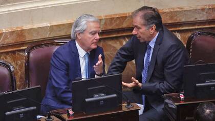 Pinedo conversa antes del comienzo de la ceremonia