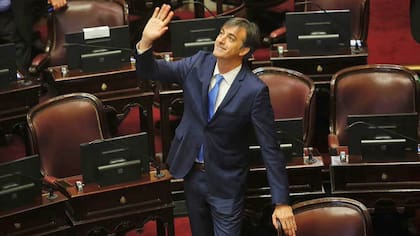 Esteban Bullrich saluda desde el recinto