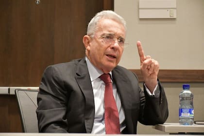 La justicia colombiana absuelve a Álvaro Uribe y revoca su condena por soborno de testigos