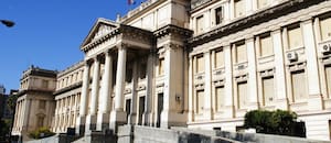 Le pidió a su padre que lo reconociera y ayudara, pero no lo hizo: ahora debe pagarle $100 millones