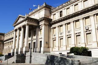 Le pidió a su padre que lo reconociera y ayudara, pero no lo hizo: ahora debe pagarle $100 millones