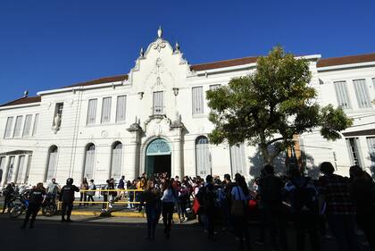 La Justicia de Santa Fe ordenó una custodia policial en la escuela Almirante Brown, situada en la capital provincial