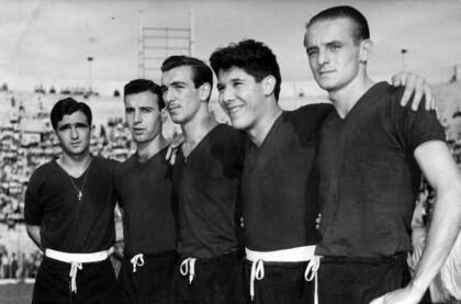 La juvenil, brillante y productiva delantera campeona del Sudamericano 57: Corbatta, Maschio, Angelillo, Sívori y Brookes; se los conoció como "los carasucias"