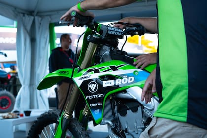 La Kawasaki KX450 es el mismo modelo con el que Romain Febvre fue campeón mundial de MXGP 2025.
