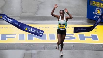 La keniana Hellen Obiri cruza la meta para ganar la rama femenina del Maratón de Boston