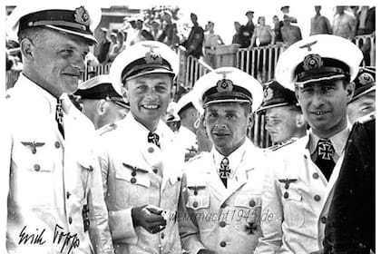 La Kriegsmarine no simpatizaba con el Partido Nazi a pesar de estar encuadrada dentro de las fuerzas armadas  (Wehrmacht) del Tercer Reich. La mayoría de sus oficiales no saludaba al estilo nazi con el brazo extendido sino con la tradicional venia marinera