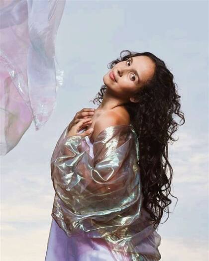 La Lá: La limeña Giovanna Núñez Trisollini deja fluir canciones con aires folclóricos, a veces acústicas, otras eléctricas, pero siempre en tensión con lo contemporáneo.