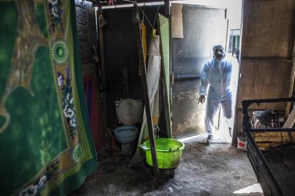 la labor de recoger los cuerpos recae en personas como Jhoan Faneite, de 35 años, y Luis Zerpa, de 21, que abandonaron Venezuela hace dos años para huir de la crisis económica de su país