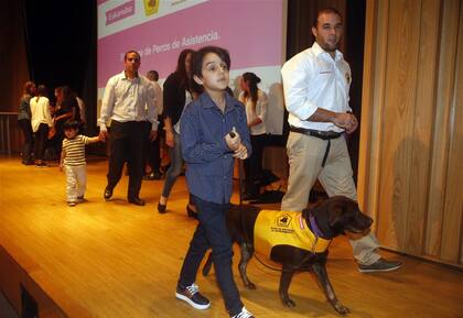 La labradora Milka acompañará a Dante en sus paseos por la calle