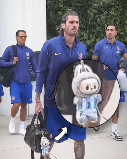 La Labubu de De Paul personalizada con la remera de la selección argentina