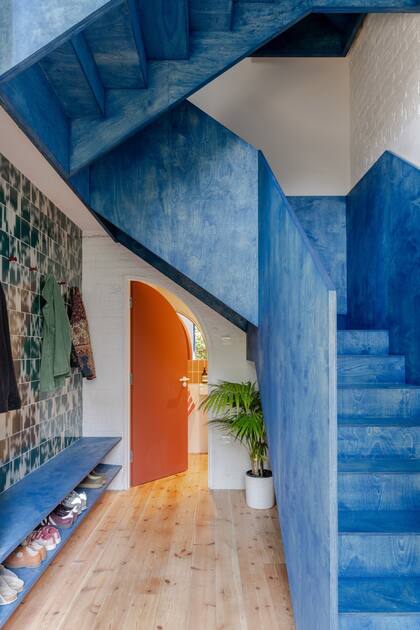 La laca especial en color azul cobalto deja ver las vetas de la madera y la convierte en protagonista.