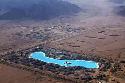 La laguna artificial de Egipto mide 740 metros de largo y 180 de ancho y necesita 300 millones de litros de agua