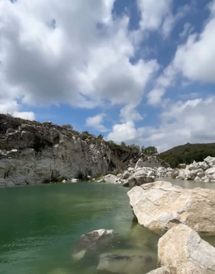 La laguna de agua cristalina espera a quienes se animen a realizar la caminata (Captura: @elsenderoblanco)