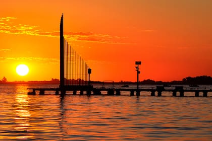 La Laguna de Gómez es un espejo de agua de 6000 hectáreas que se encuentra a tan solo tres horas de la ciudad de Buenos Aires