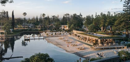 La laguna de La Martina Club Residencial cuenta con playa privada.