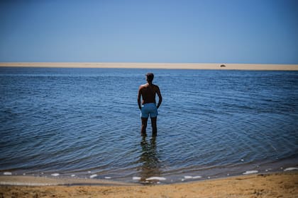 La Laguna de Rocha es un espejo de agua tranquilo y que cuenta con una playa de mar en uno de sus bordes.