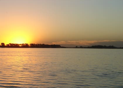 La laguna de San Miguel del Monte ofrece diversas actividades náuticas, desde pesca deportiva hasta paseos en kayak y windsurf