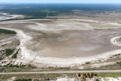 La laguna El Bonete, a 30 km de Vera, tiene una extensión de más de 7000 hectáreas y está totalmente seca