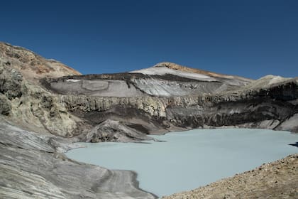 La laguna en el cráter del volcán Copahue