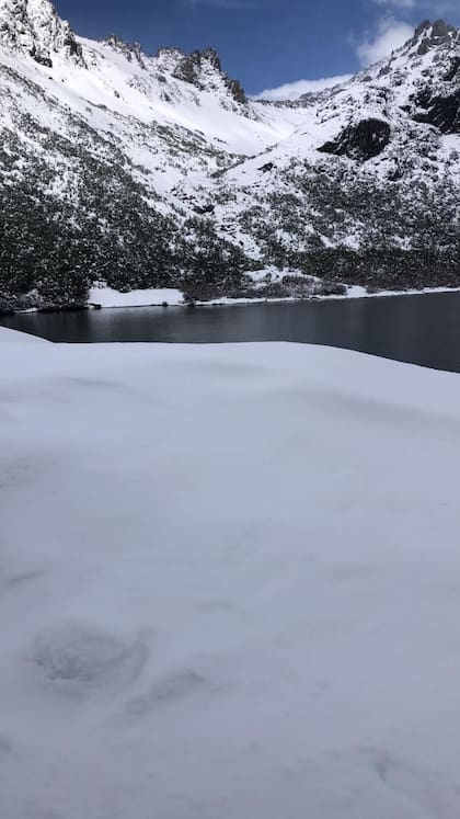 La laguna Jakob, donde culmina el trekking que conduce el refugio San Martín.