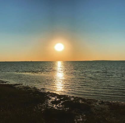 La laguna Mar Chiquita es una de los espejos de agua encadenados de Junín, junto con laguna de Gómez, Carpincho y Los Patos