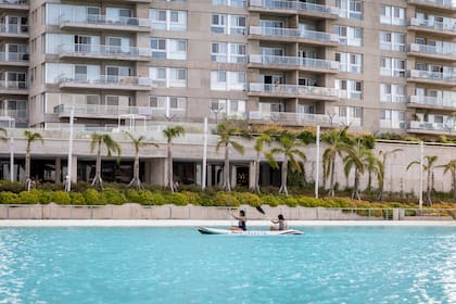 La laguna organiza el modo de habitar como un “anillo de vida”: un borde activo que convoca a la comunidad, ordena recorridos peatonales y ofrece vistas abiertas