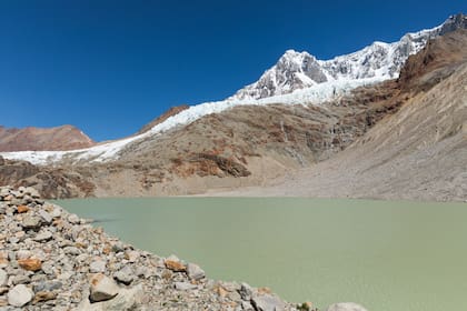 La laguna se llena de agua de deshielo.