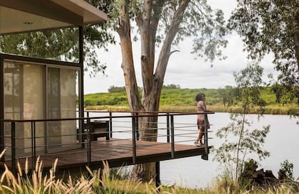 La laguna Solís y sus eucaliptos son el marco perfecto de la posada Al Natural , en Punta Gorda.